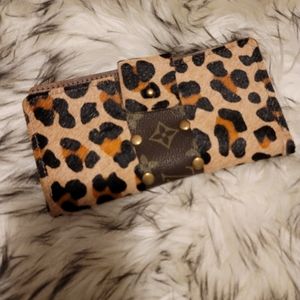 Wallet with authentic Louis Vuitton detail